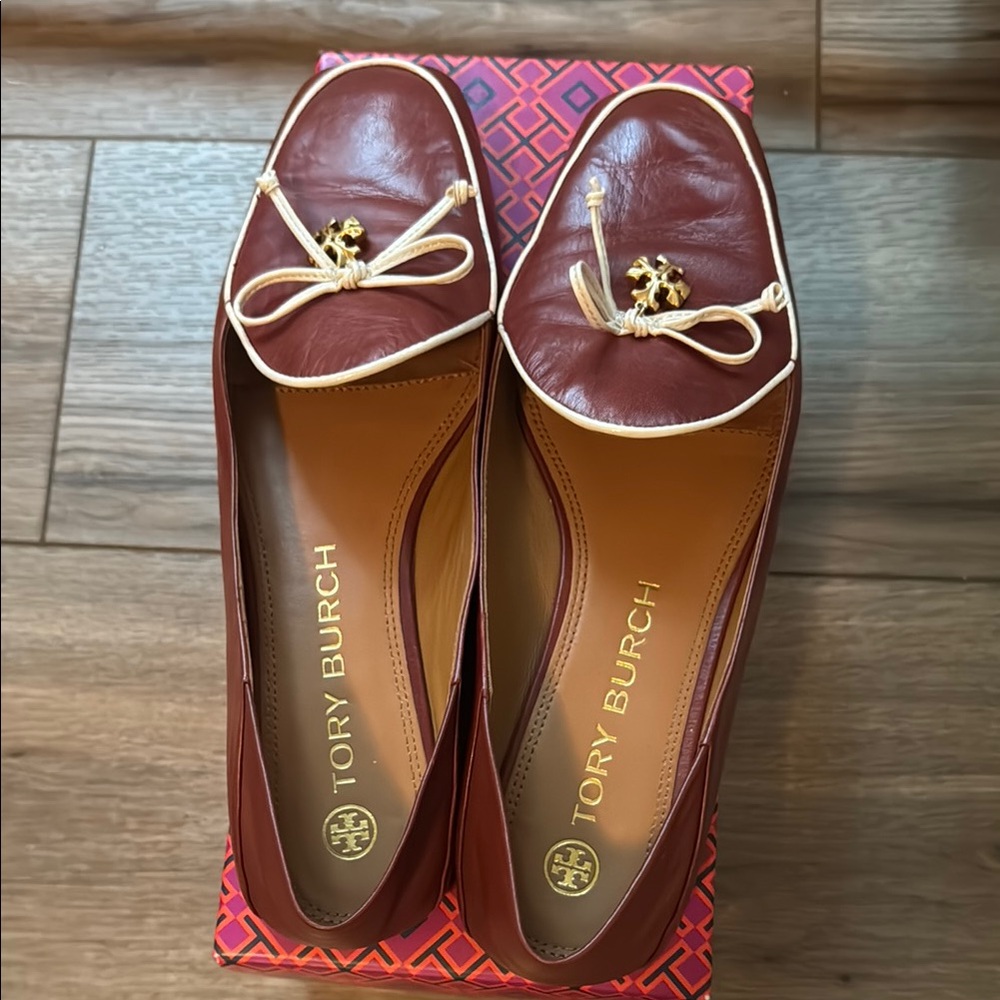 Tory Burch Brown Leather Loafers with Chain, Bow Detail — gently used with box
